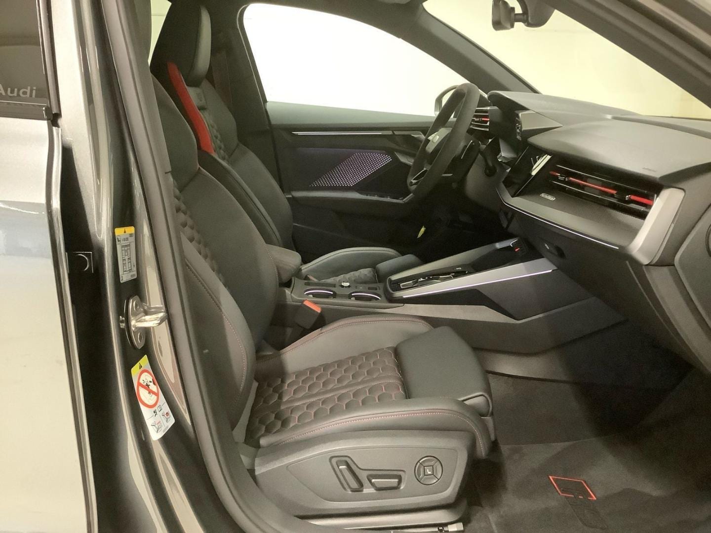 Bild über Audi RS 3 Sportback TFSI quattro S tronic - für weitere Informationen kontaktieren Sie den Audi Partner