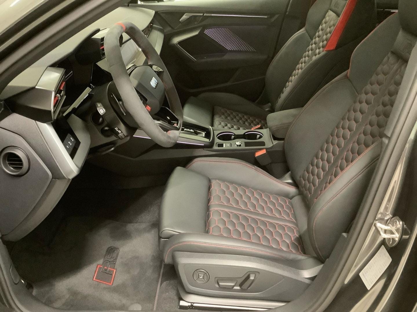 Bild über Audi RS 3 Sportback TFSI quattro S tronic - für weitere Informationen kontaktieren Sie den Audi Partner