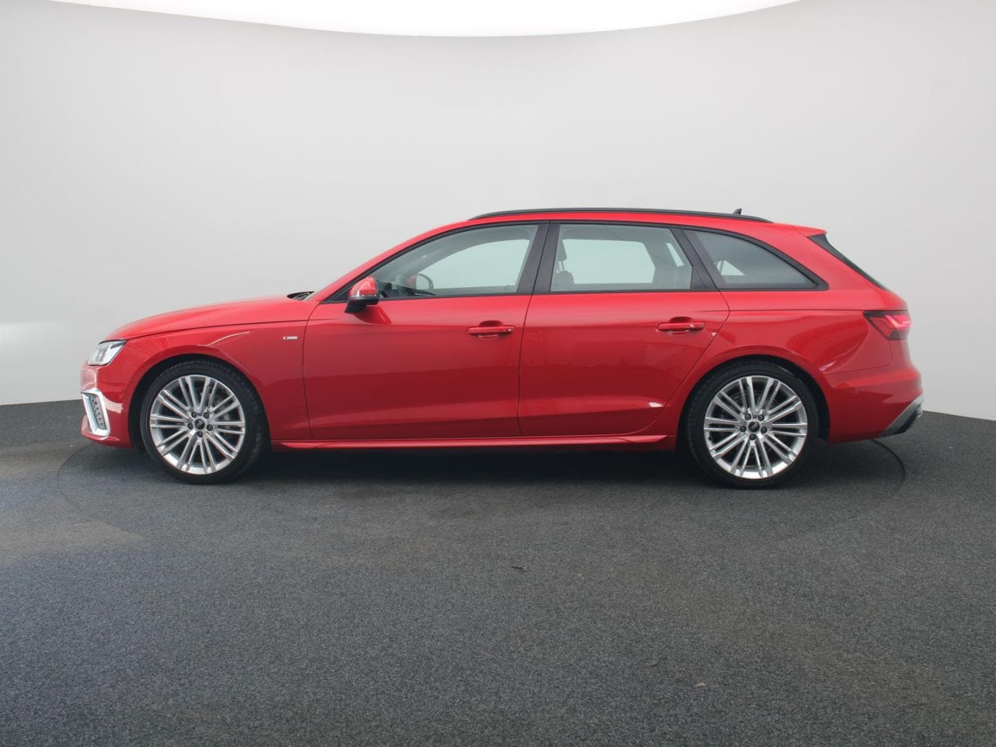 Bild über Audi A4 Avant S line 40 TFSI S tronic - für weitere Informationen kontaktieren Sie den Audi Partner