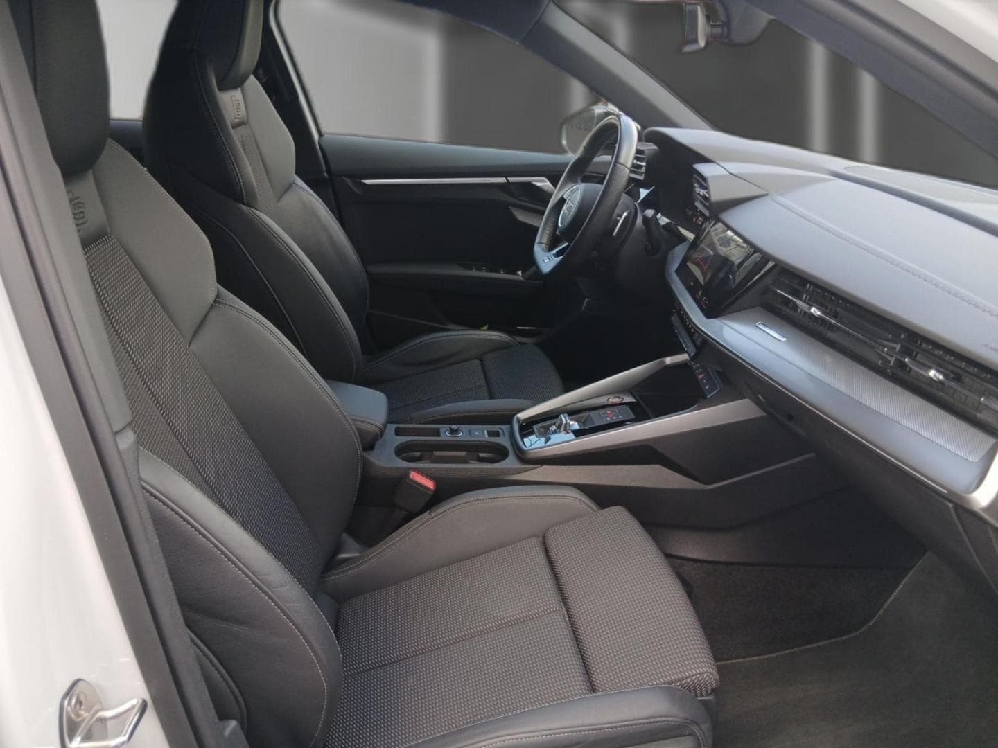 Bild über Audi S3 Sportback TFSI quattro S tronic - für weitere Informationen kontaktieren Sie den Audi Partner