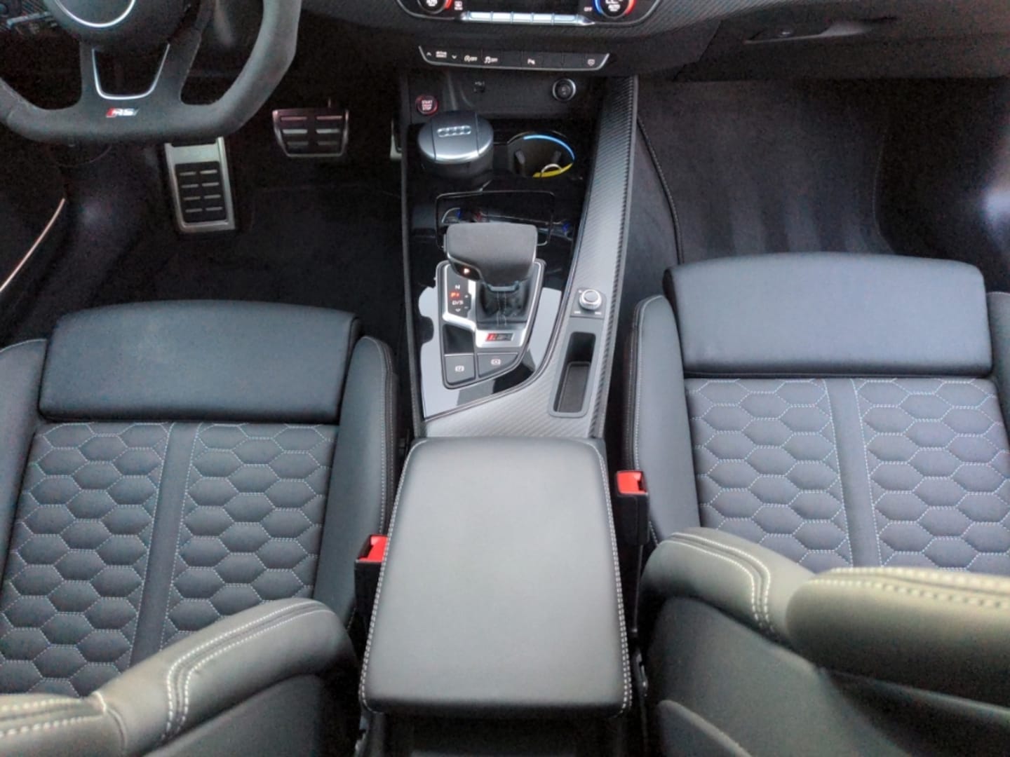 Bild über Audi RS 4 Avant TFSI quattro tiptronic - für weitere Informationen kontaktieren Sie den Audi Partner