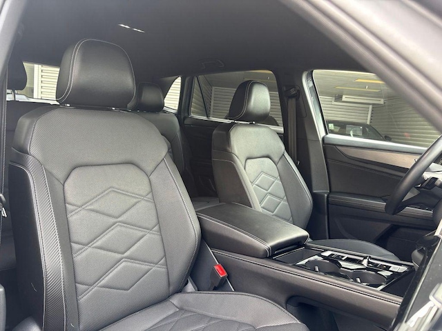 2025 Volkswagen Atlas Cross Sport SE w/Tech - Photo 16