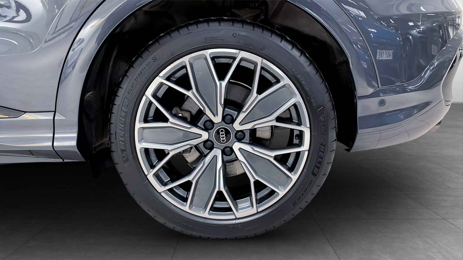 Bild som visar&nbsp;Audi Q5 SUV&nbsp;Q5 SUV TDI quattro S line 150 kWS tronic - för mer information kontakta din Audi Partner