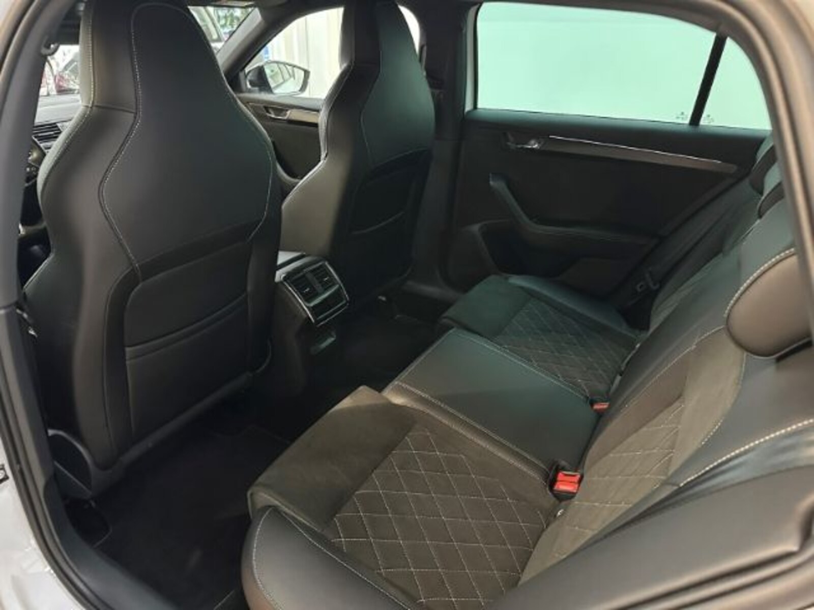 Škoda Superb Combi – Bild 15