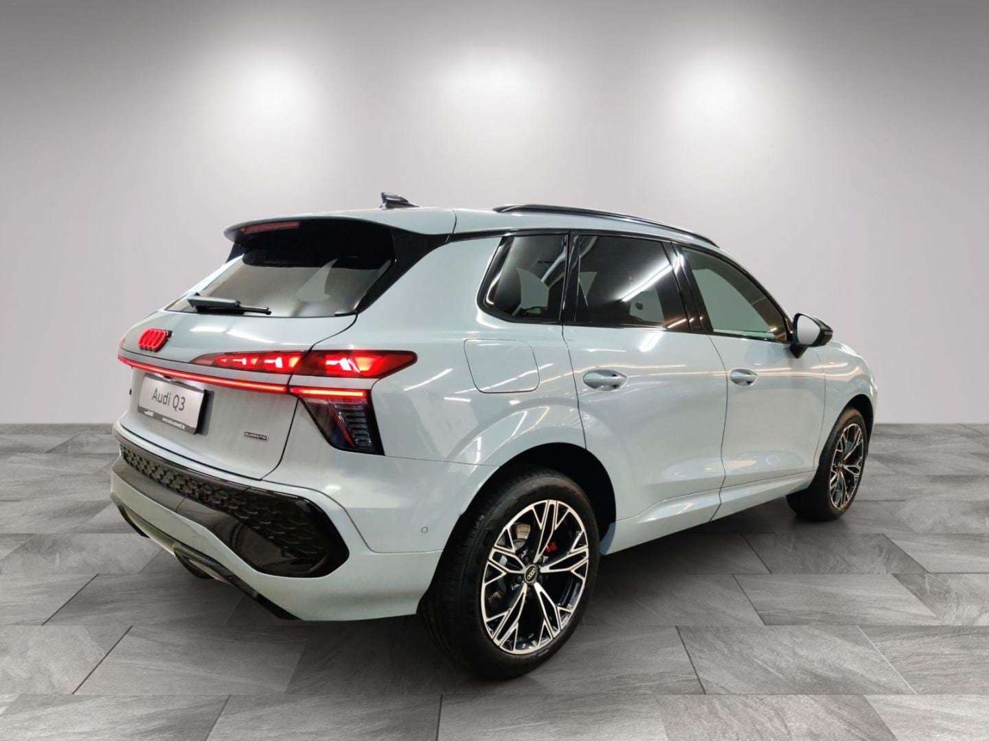 Bild über Audi Q3 SUV TFSI quattro 195 kW S tronic - für weitere Informationen kontaktieren Sie den Audi Partner