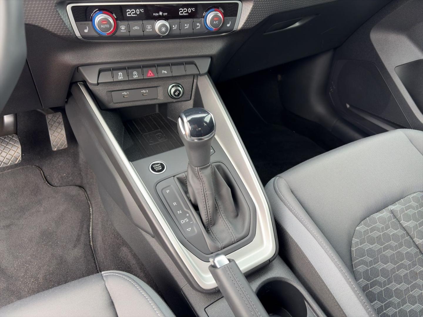 Bild über Audi A1 Sportback S line 30 TFSI S tronic - für weitere Informationen kontaktieren Sie den Audi Partner