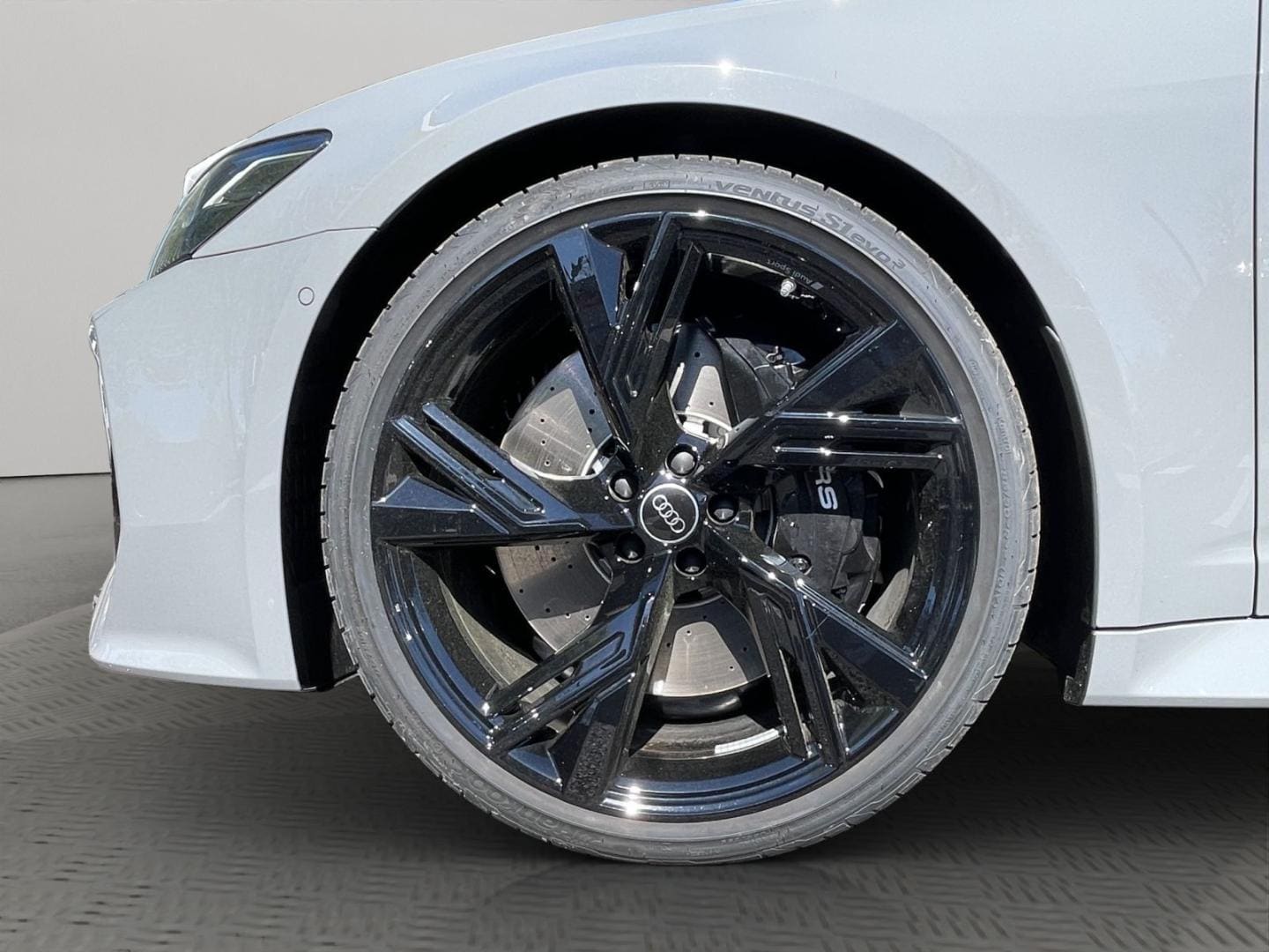 Bild über Audi RS 6 Avant TFSI quattro tiptronic - für weitere Informationen kontaktieren Sie den Audi Partner