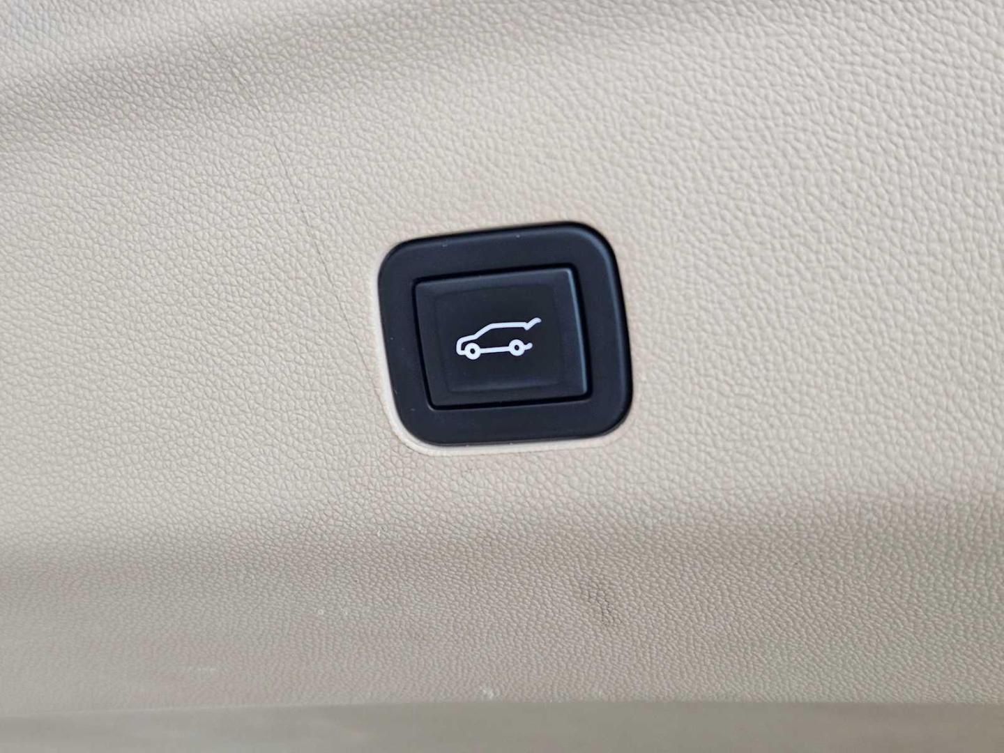 2023 Cadillac Escalade Premium Luxury - Photo 18