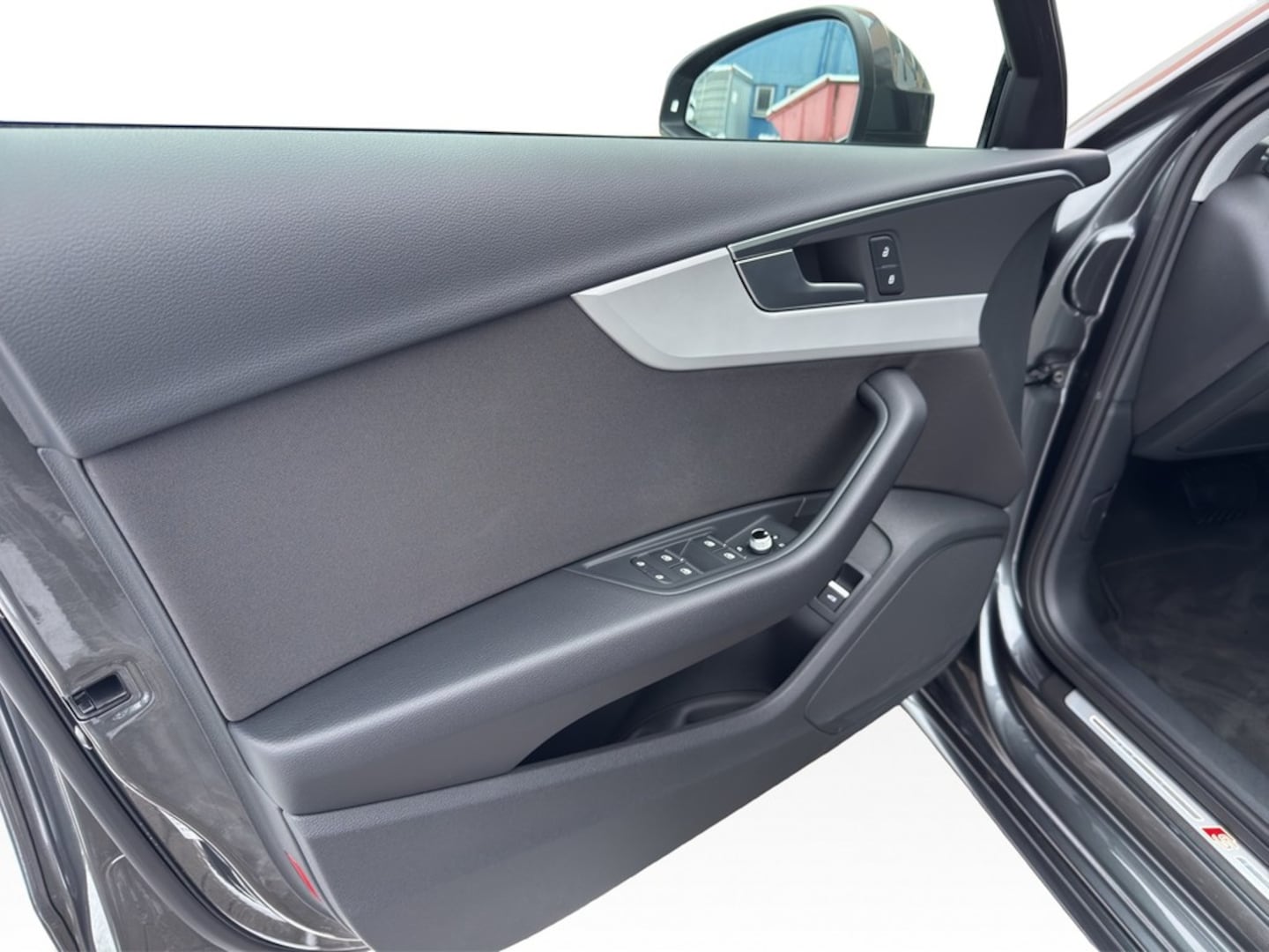 Bild über Audi A4 Avant S line 40 TDI quattro S tronic - für weitere Informationen kontaktieren Sie den Audi Partner