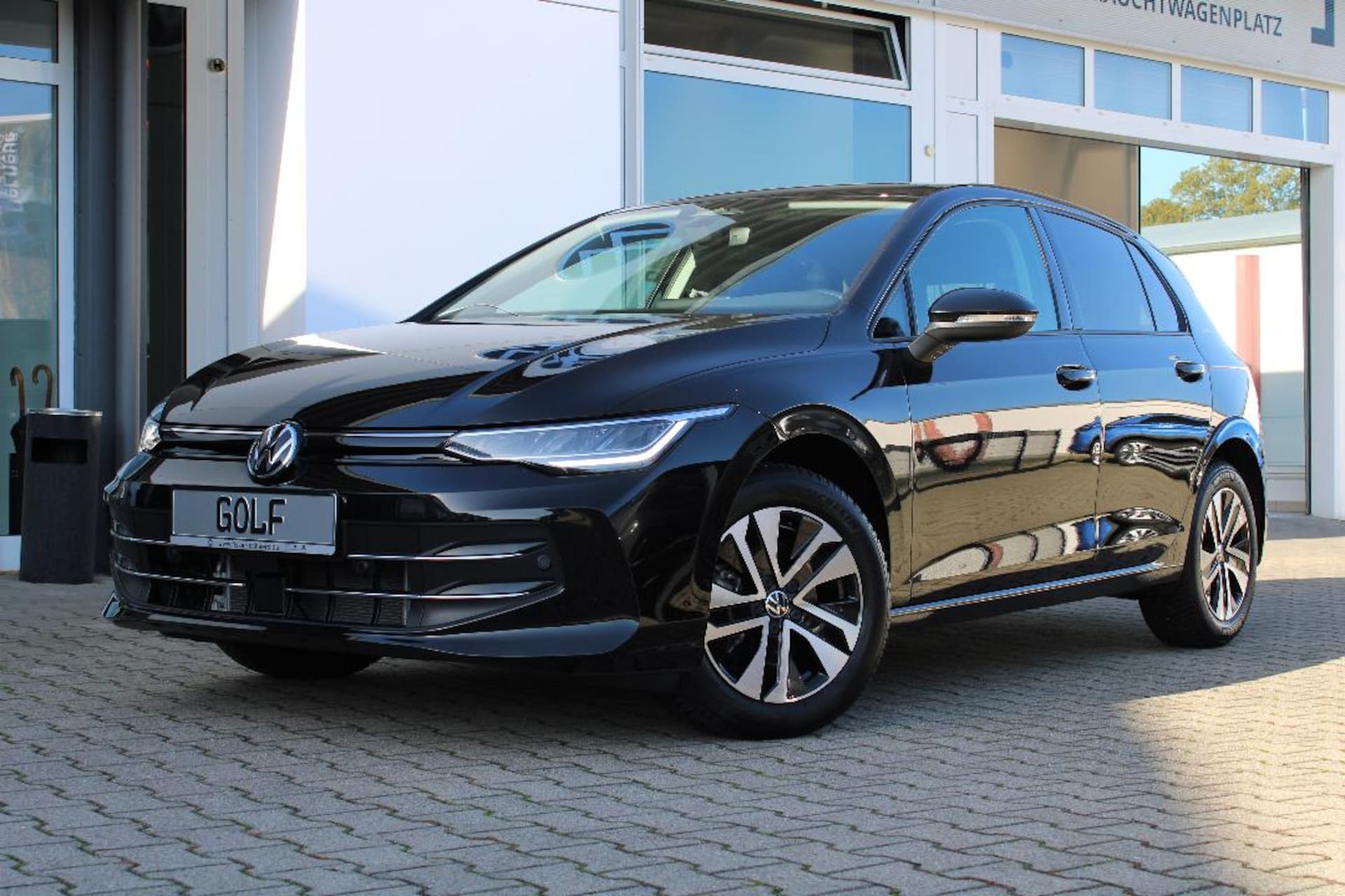Volkswagen Golf — Volkswagen Golf 1.5 TSI DSG AHK NAVI REAR VIEW GJ-REIFEN LED