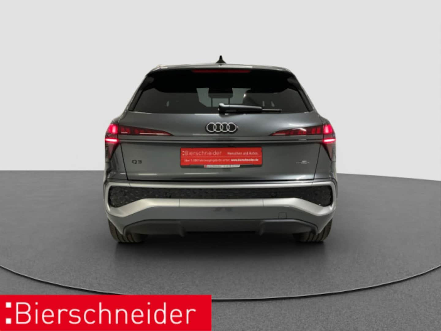 Bild über Audi Q3 SUV TFSI quattro 195 kW S tronic - für weitere Informationen kontaktieren Sie den Audi Partner