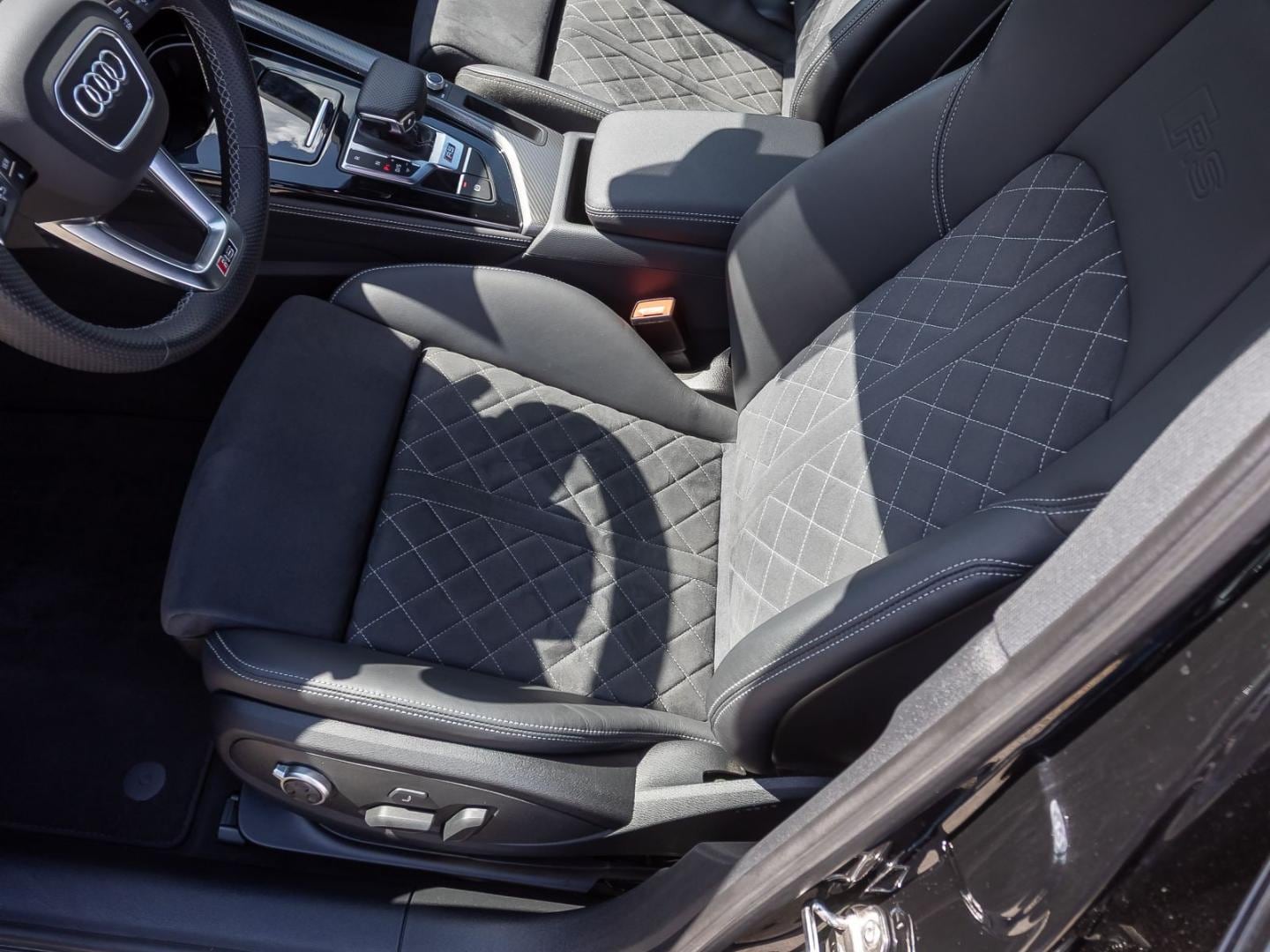 Bild über Audi RS 4 Avant TFSI quattro tiptronic - für weitere Informationen kontaktieren Sie den Audi Partner