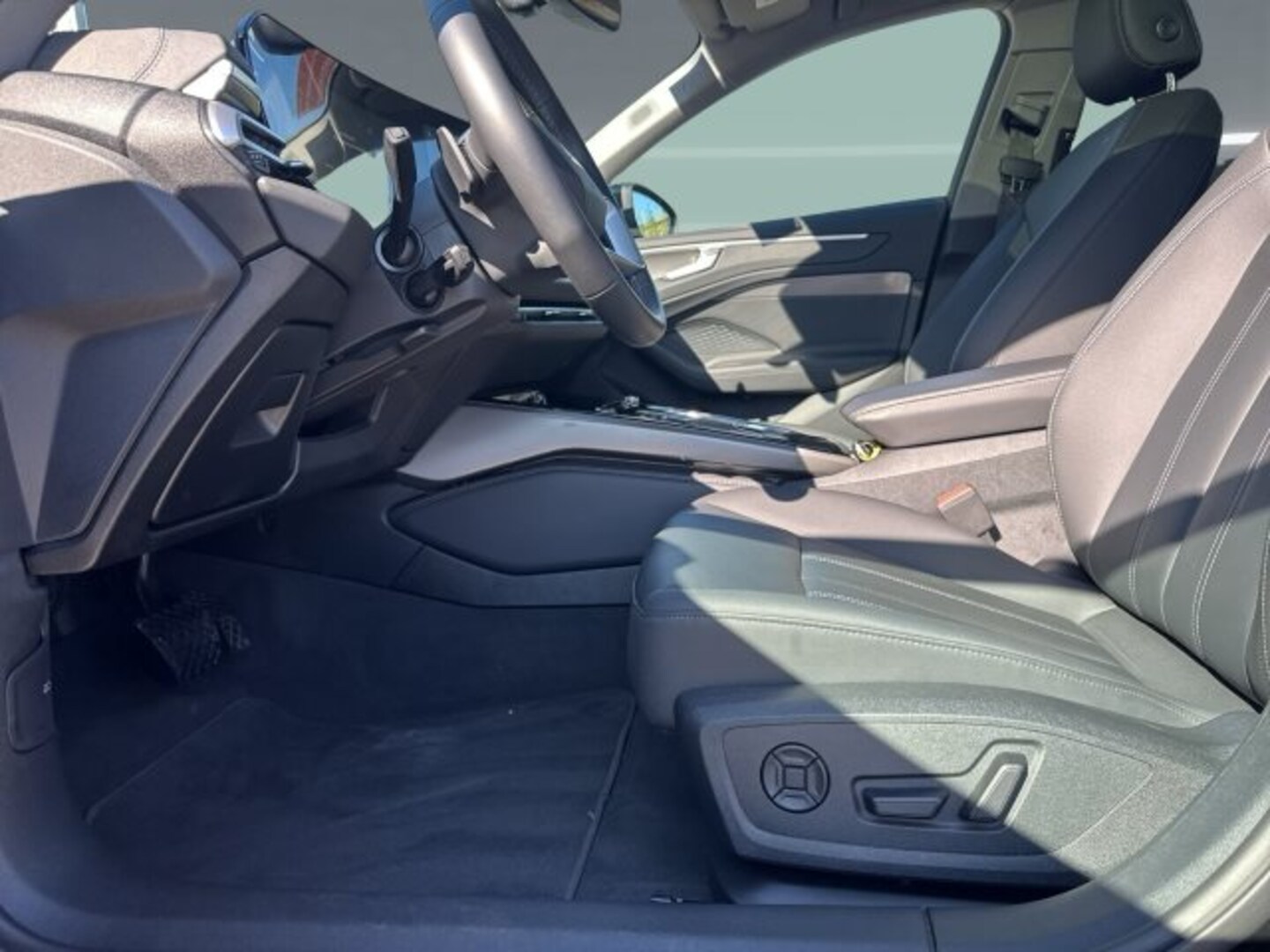 Bild über Audi A6 Avant TDI quattro 150 kW S tronic - für weitere Informationen kontaktieren Sie den Audi Partner