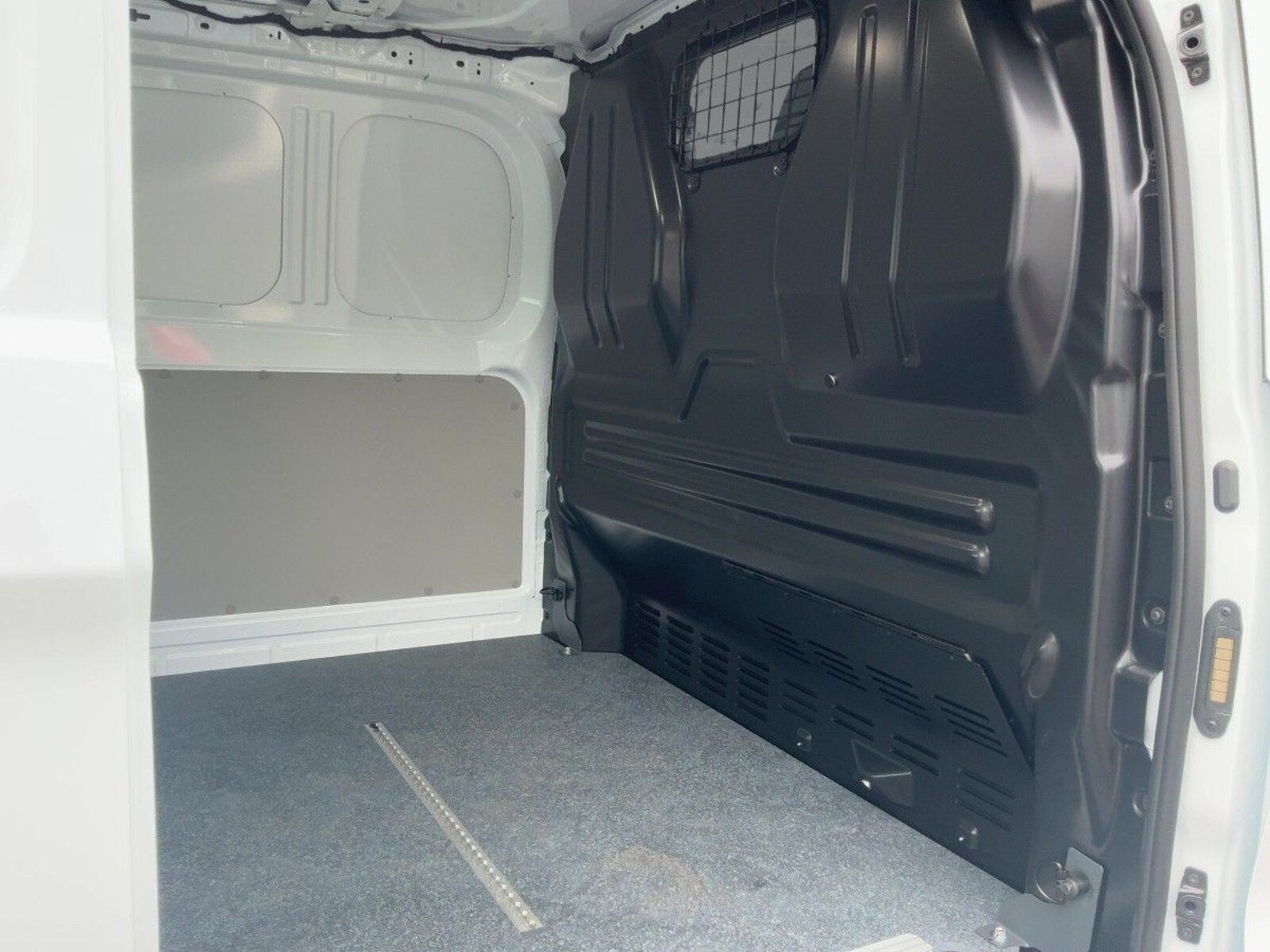 Volkswagen Transporter Kasten kurzer Radstand – Bild 13