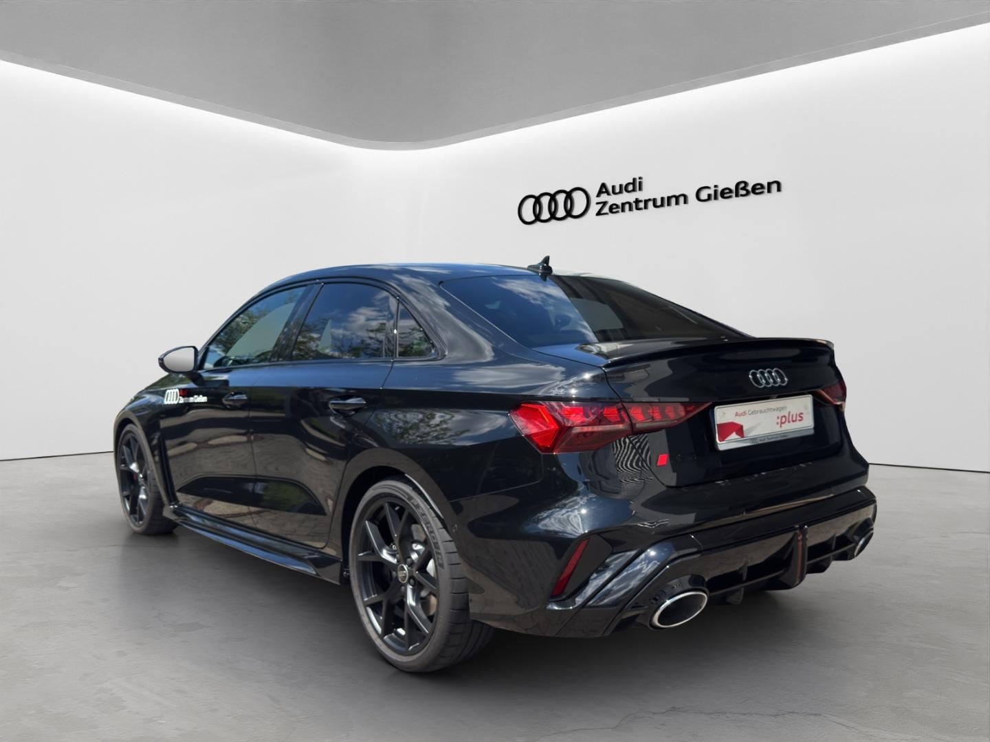 Bild über Audi RS 3 Limousine TFSI quattro 294 kW S tronic - für weitere Informationen kontaktieren Sie den Audi Partner