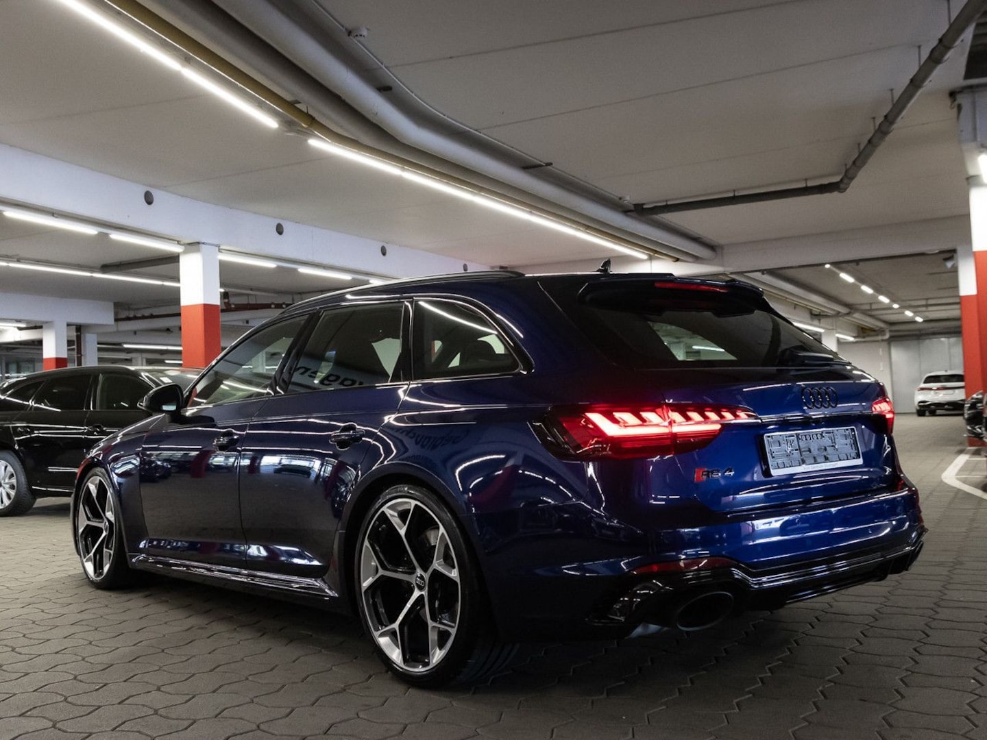 Bild über Audi RS 4 Avant TFSI quattro tiptronic - für weitere Informationen kontaktieren Sie den Audi Partner