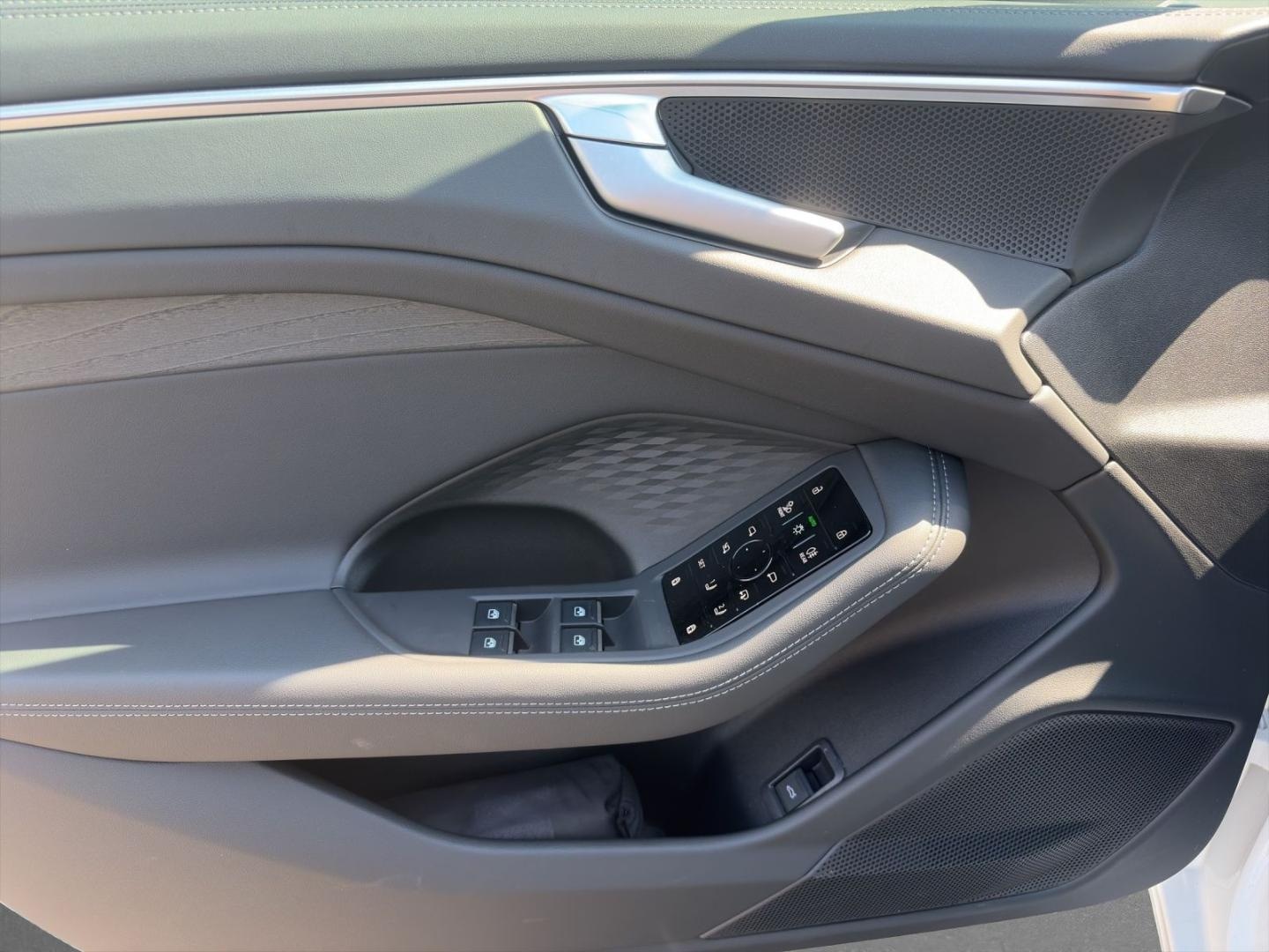 Bild über Audi A6 Avant TDI 150 kW S tronic - für weitere Informationen kontaktieren Sie den Audi Partner