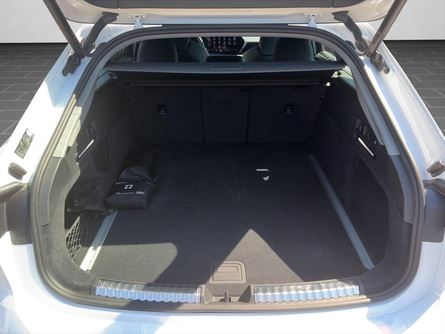 Bild über Audi A6 Avant TDI 150 kW S tronic - für weitere Informationen kontaktieren Sie den Audi Partner