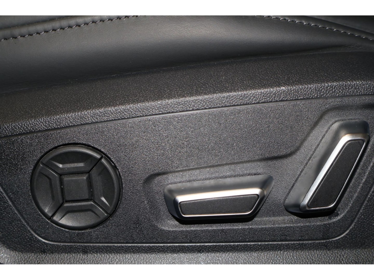 Bild über Audi S6 Avant TDI quattro tiptronic - für weitere Informationen kontaktieren Sie den Audi Partner