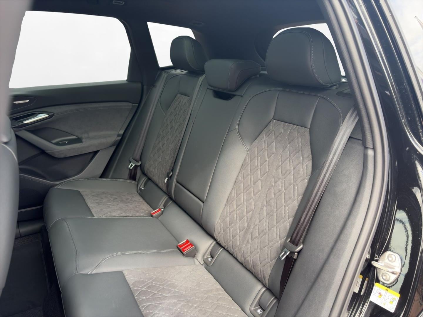 Bild über Audi Q6 SUV e-tron S line business e-tron quattro 315 kW - für weitere Informationen kontaktieren Sie den Audi Partner