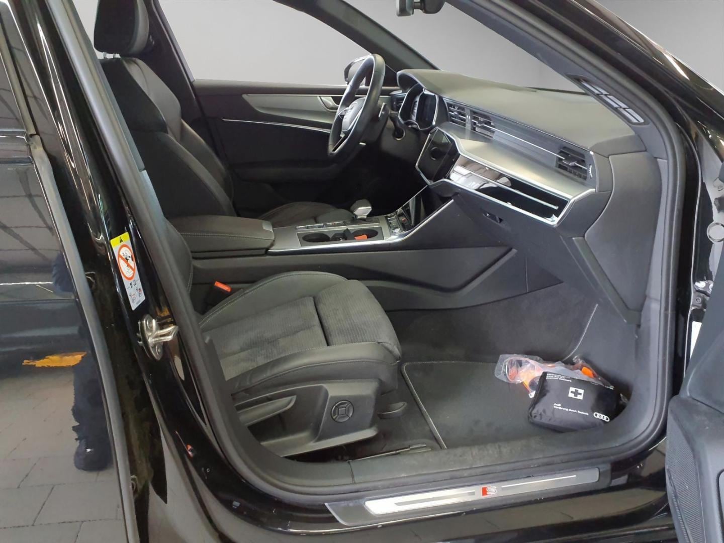 Bild über Audi A6 Avant TFSI e S line 55 TFSI e quattro S tronic - für weitere Informationen kontaktieren Sie den Audi Partner