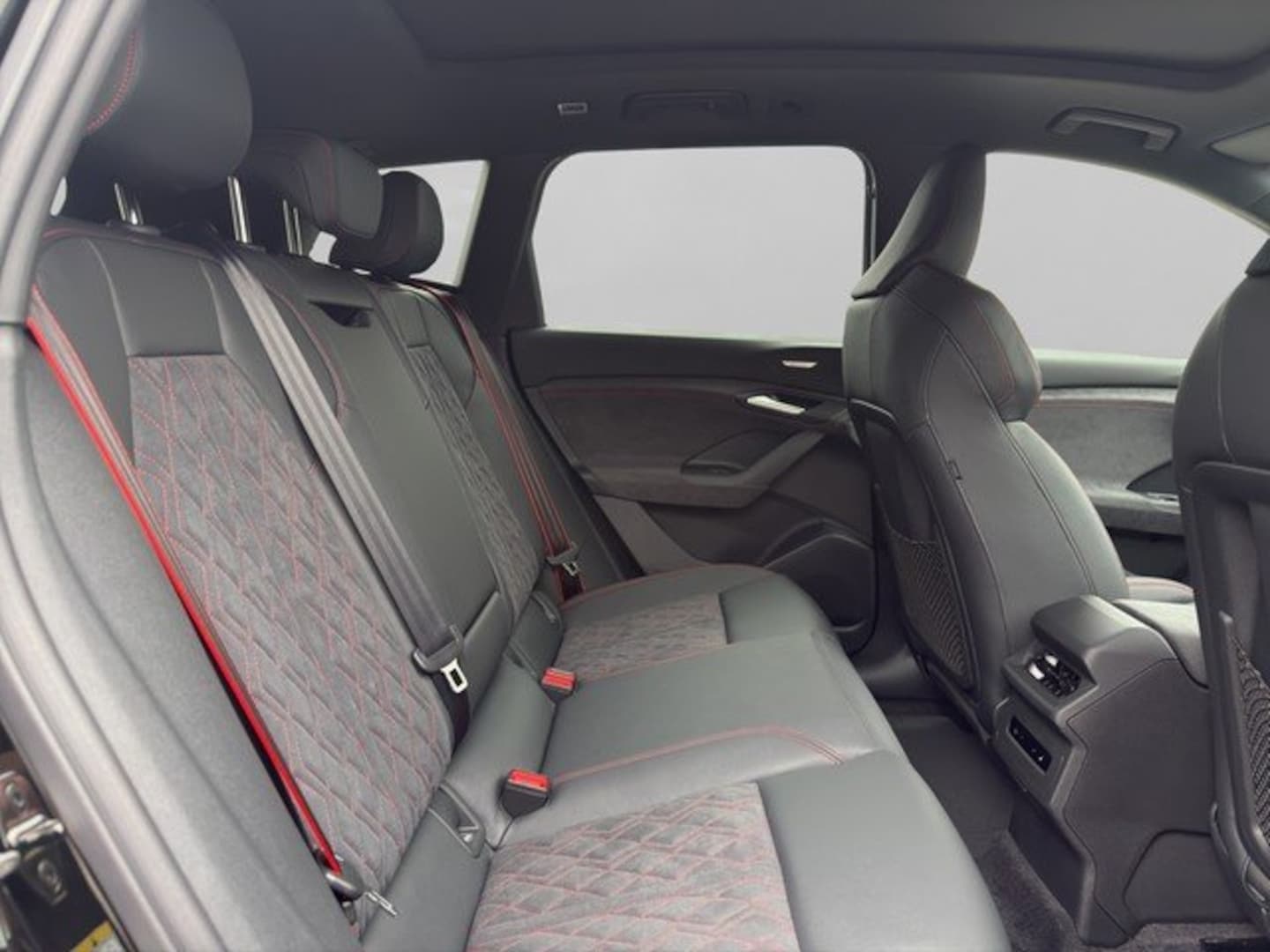 Bild über Audi Q6 SUV e-tron S line business e-tron quattro 315 kW - für weitere Informationen kontaktieren Sie den Audi Partner