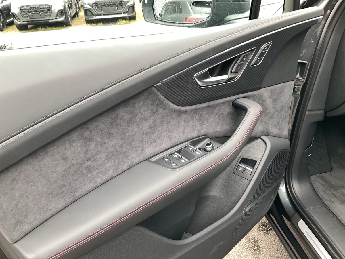 Image about Audi Q7 SUV TFSI e S line 60 TFSI e quattro tiptronic