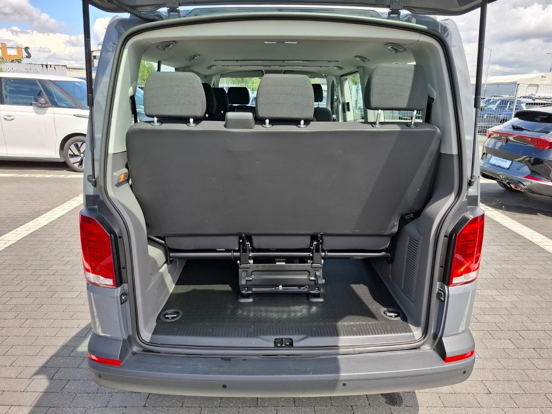 Volkswagen Caravelle 6.1 długi roztaw osi S