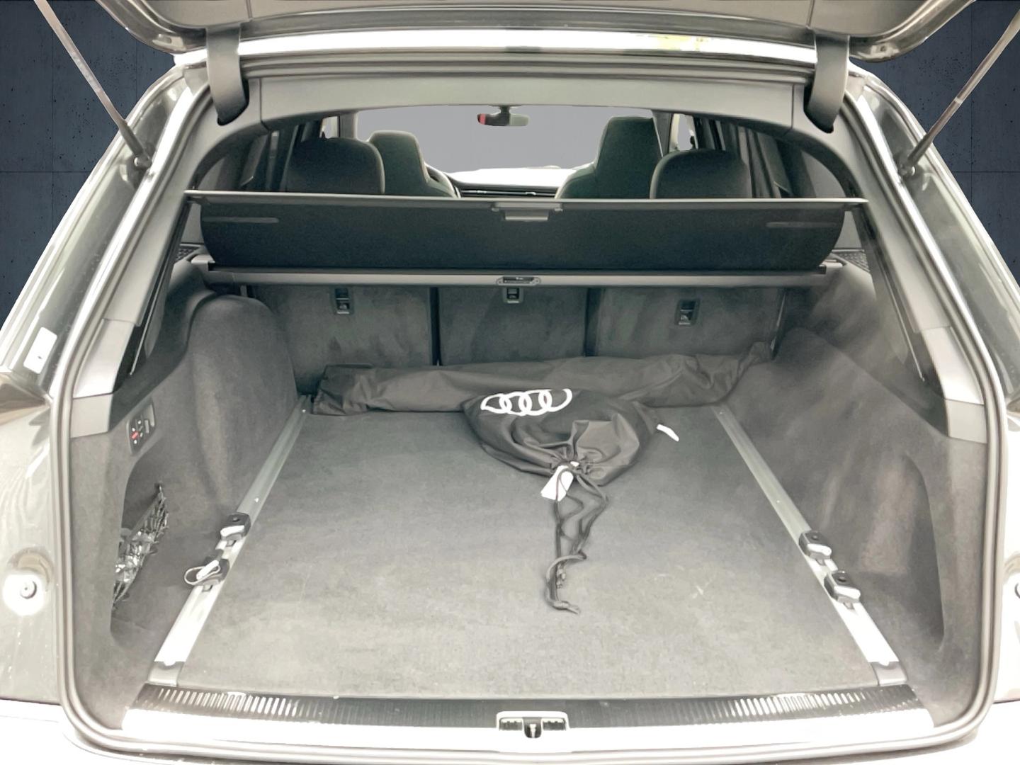 Image about Audi Q7 SUV TFSI e S line 60 TFSI e quattro tiptronic