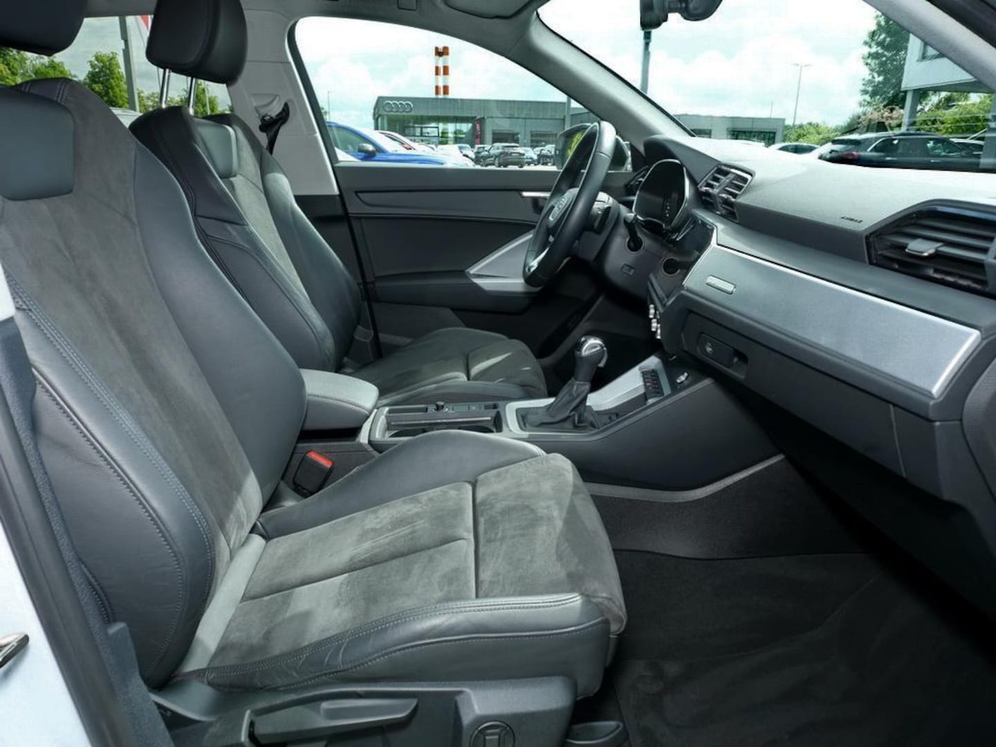 Bild über Audi Q3 S line 35 TFSI S tronic - für weitere Informationen kontaktieren Sie den Audi Partner