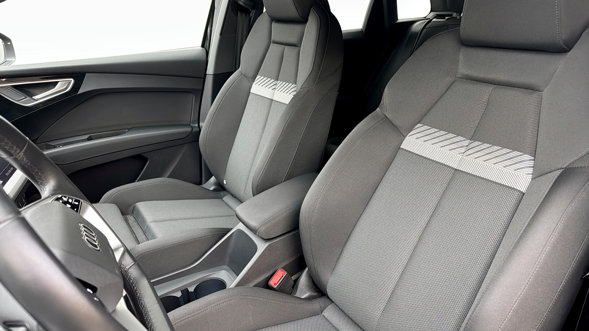Bild som visar&nbsp;Audi Q4 e-tron&nbsp;Q4 45 e-tron quattro Proline 195,00 kW - för mer information kontakta din Audi Partner