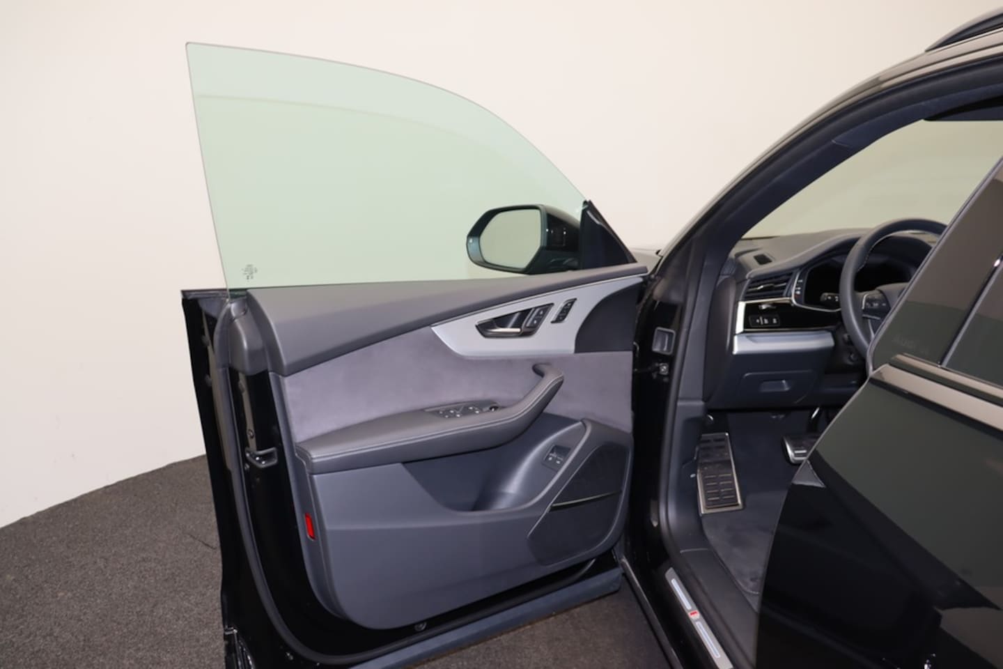 Bild über Audi Q8 SUV TFSI e S line business TFSI e quattro 290 kW tiptronic - für weitere Informationen kontaktieren Sie den Audi Partner