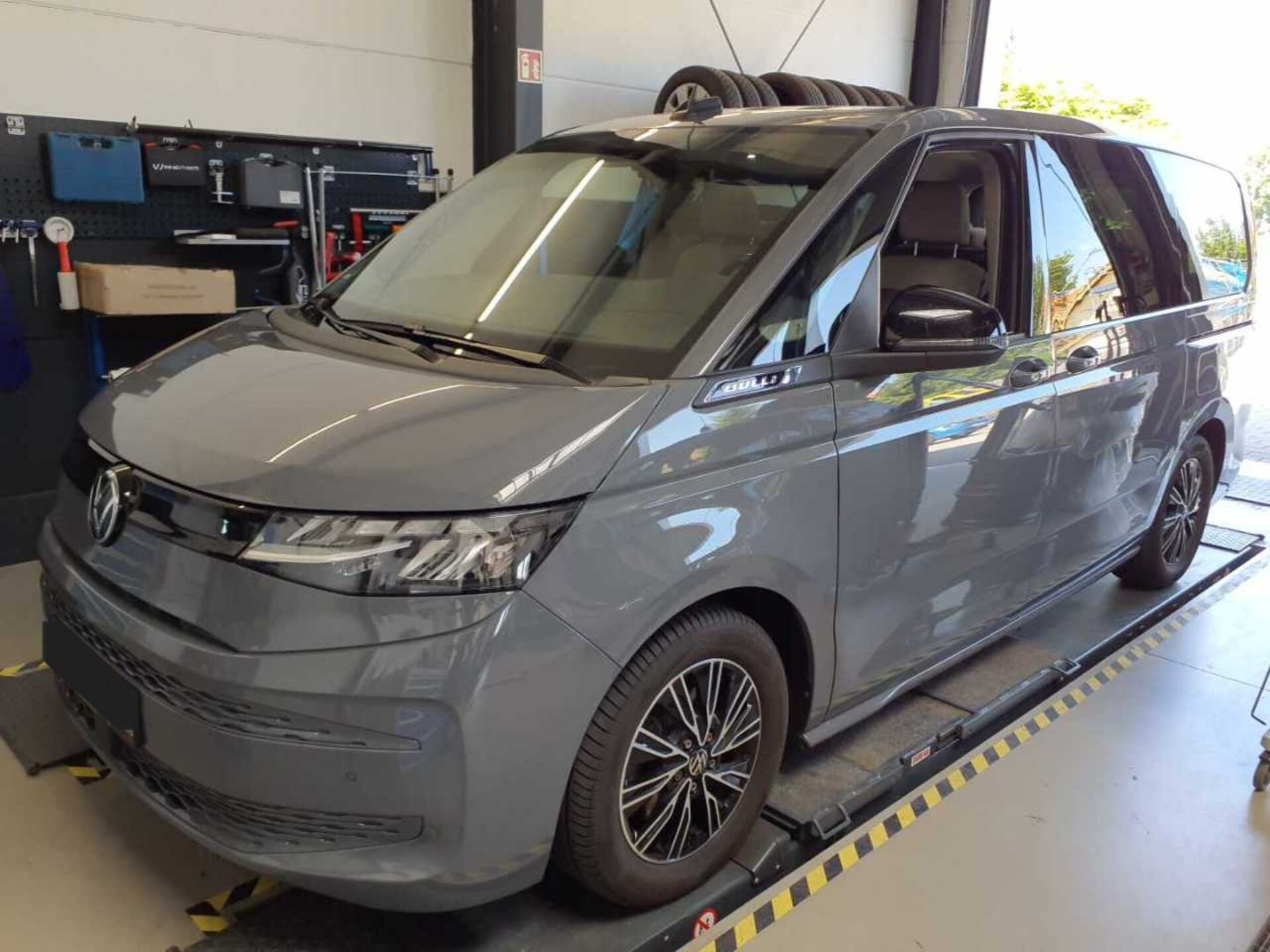 Volkswagen Multivan Langversion Basis-Modell