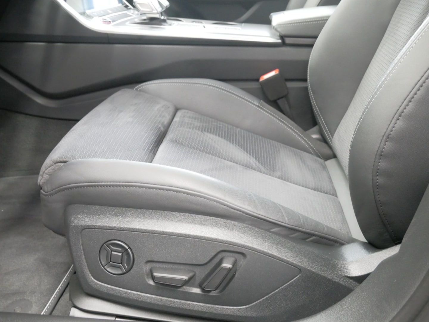 Bild über Audi S6 Avant TDI quattro tiptronic - für weitere Informationen kontaktieren Sie den Audi Partner