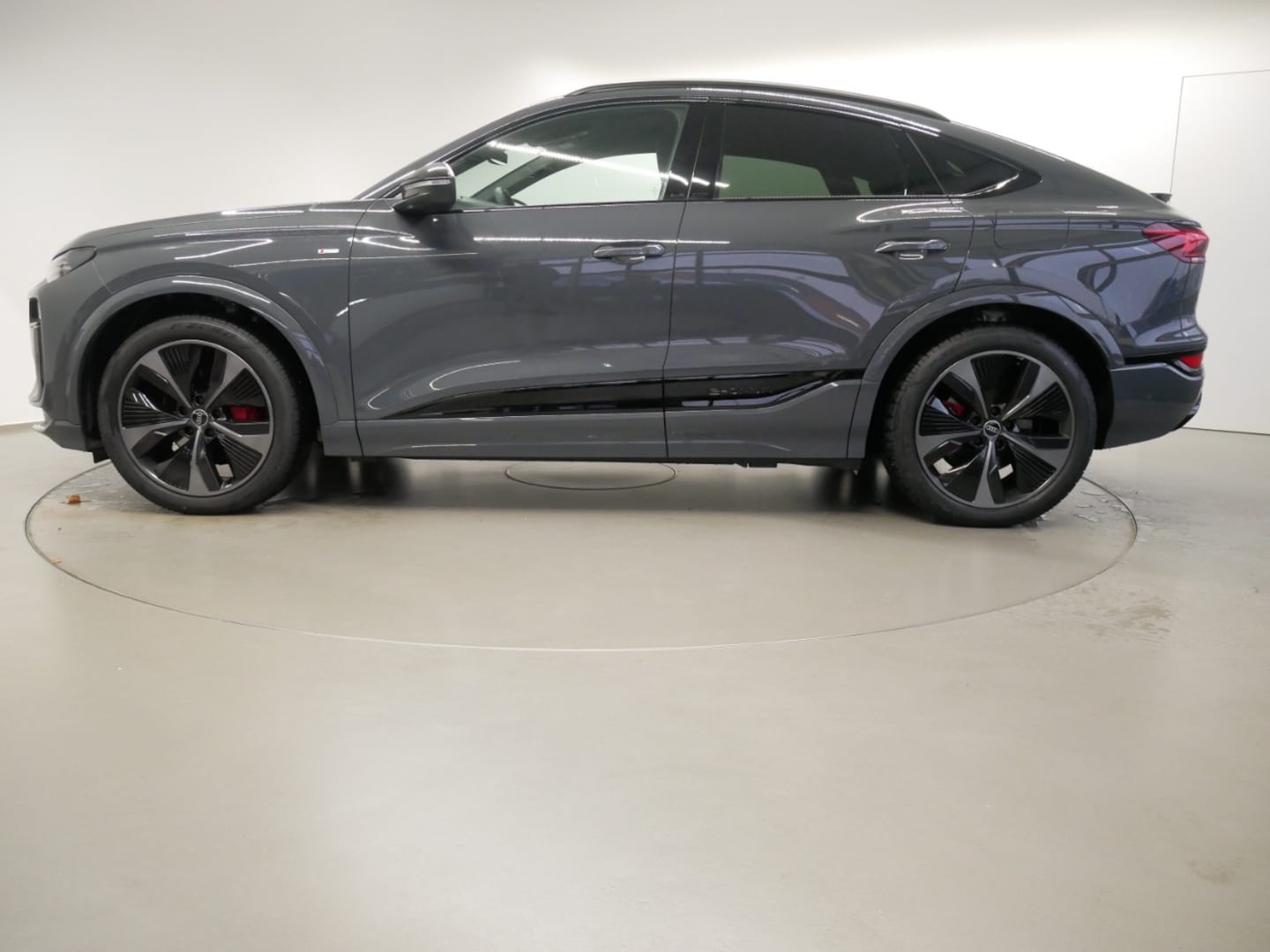 Bild über Audi Q6 Sportback e-tron e-tron quattro - für weitere Informationen kontaktieren Sie den Audi Partner