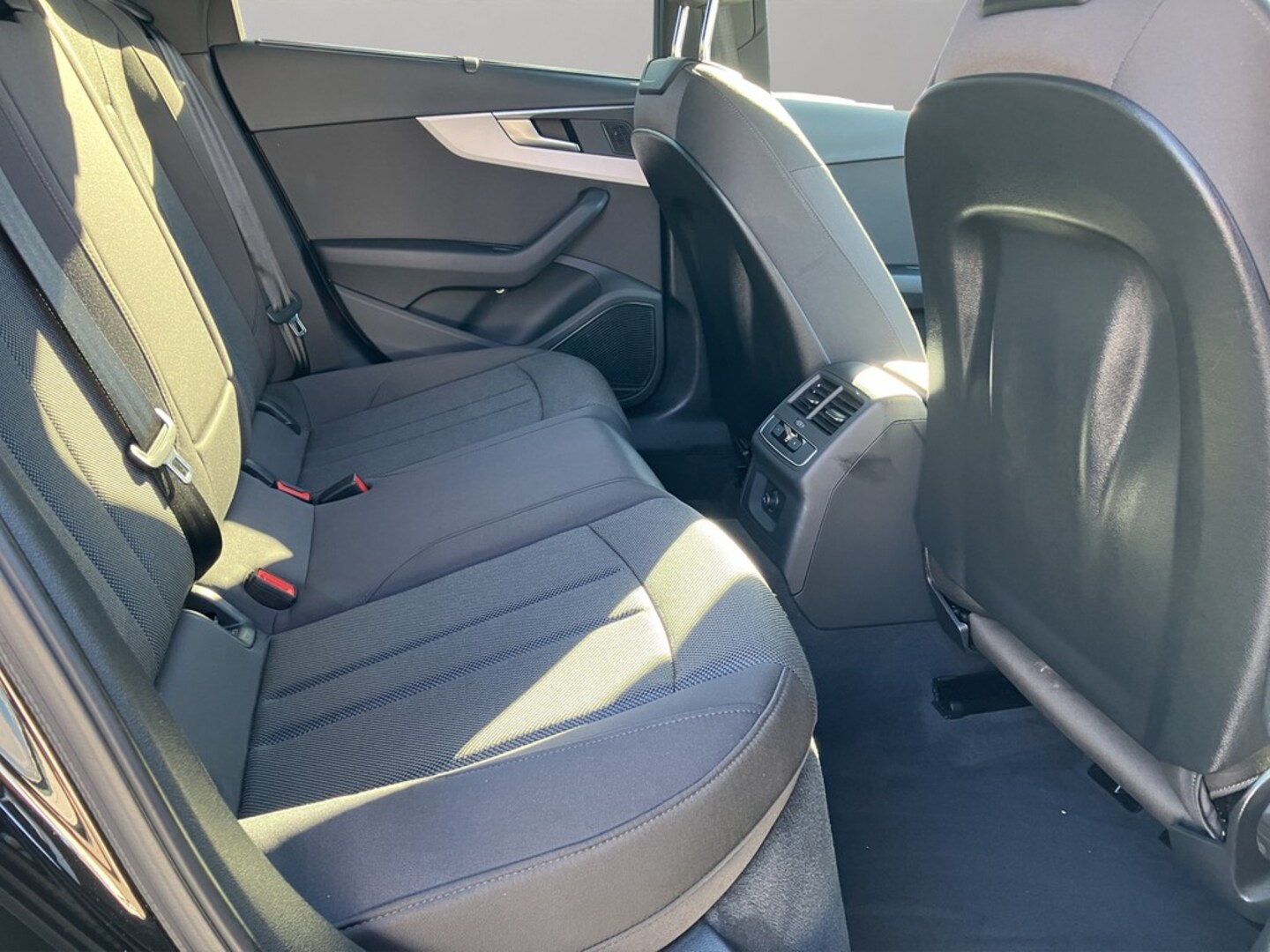 Bild über Audi A4 Avant S line 35 TFSI S tronic - für weitere Informationen kontaktieren Sie den Audi Partner