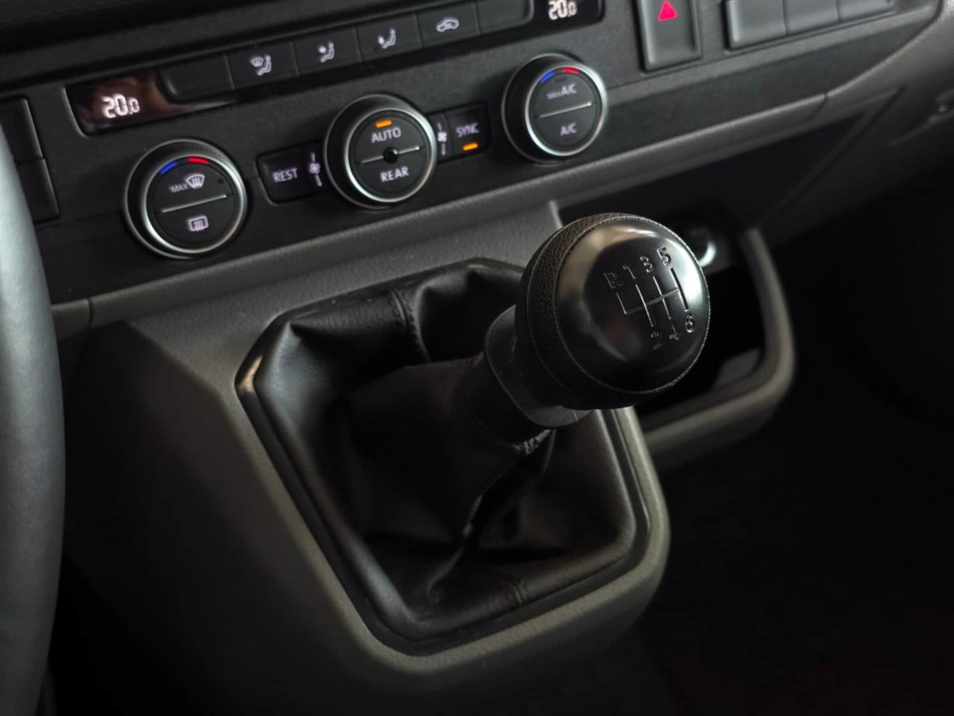 Volkswagen Caravelle 6.1 długi roztaw osi S