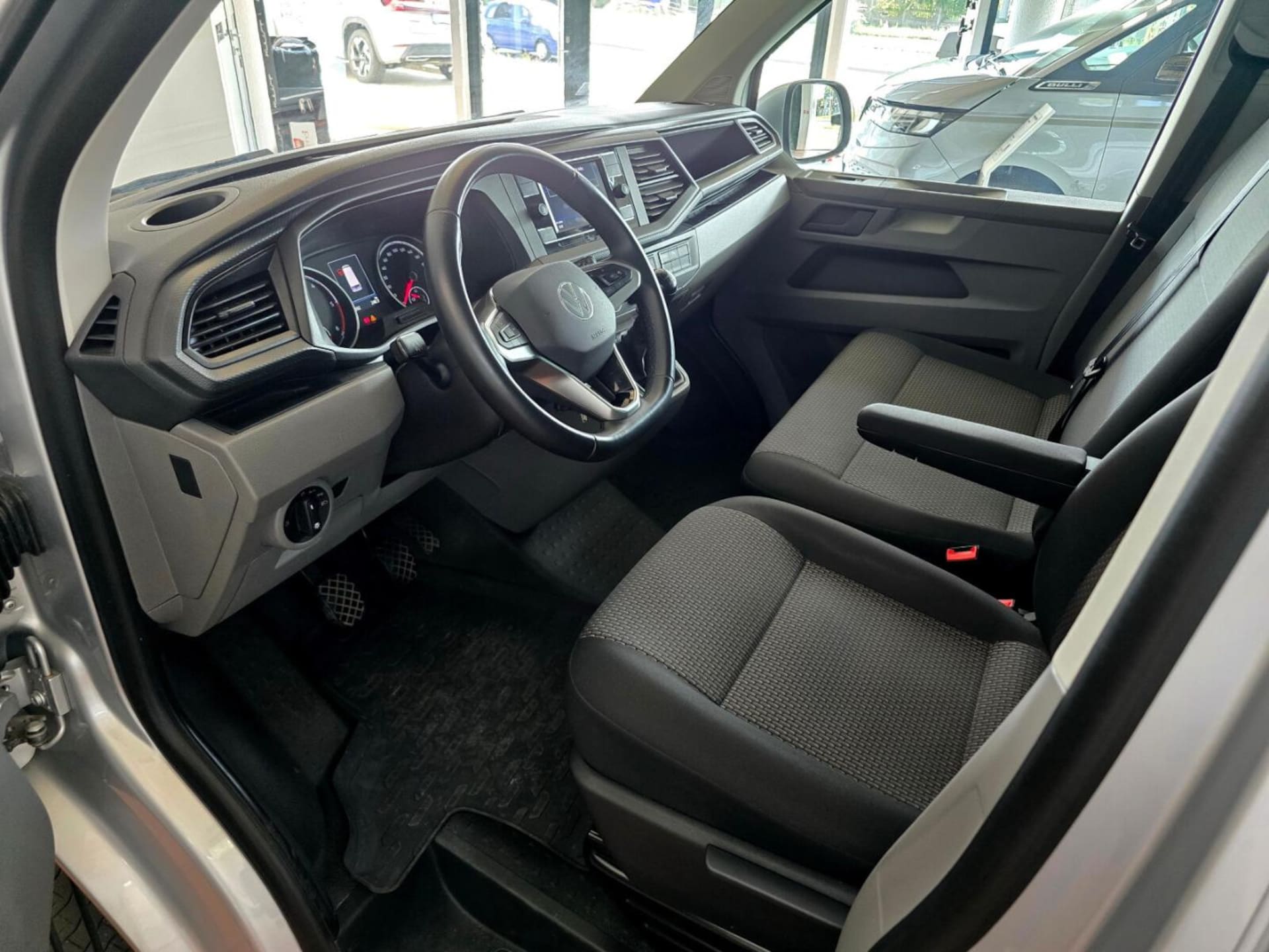 Volkswagen Caravelle 6.1 długi roztaw osi S