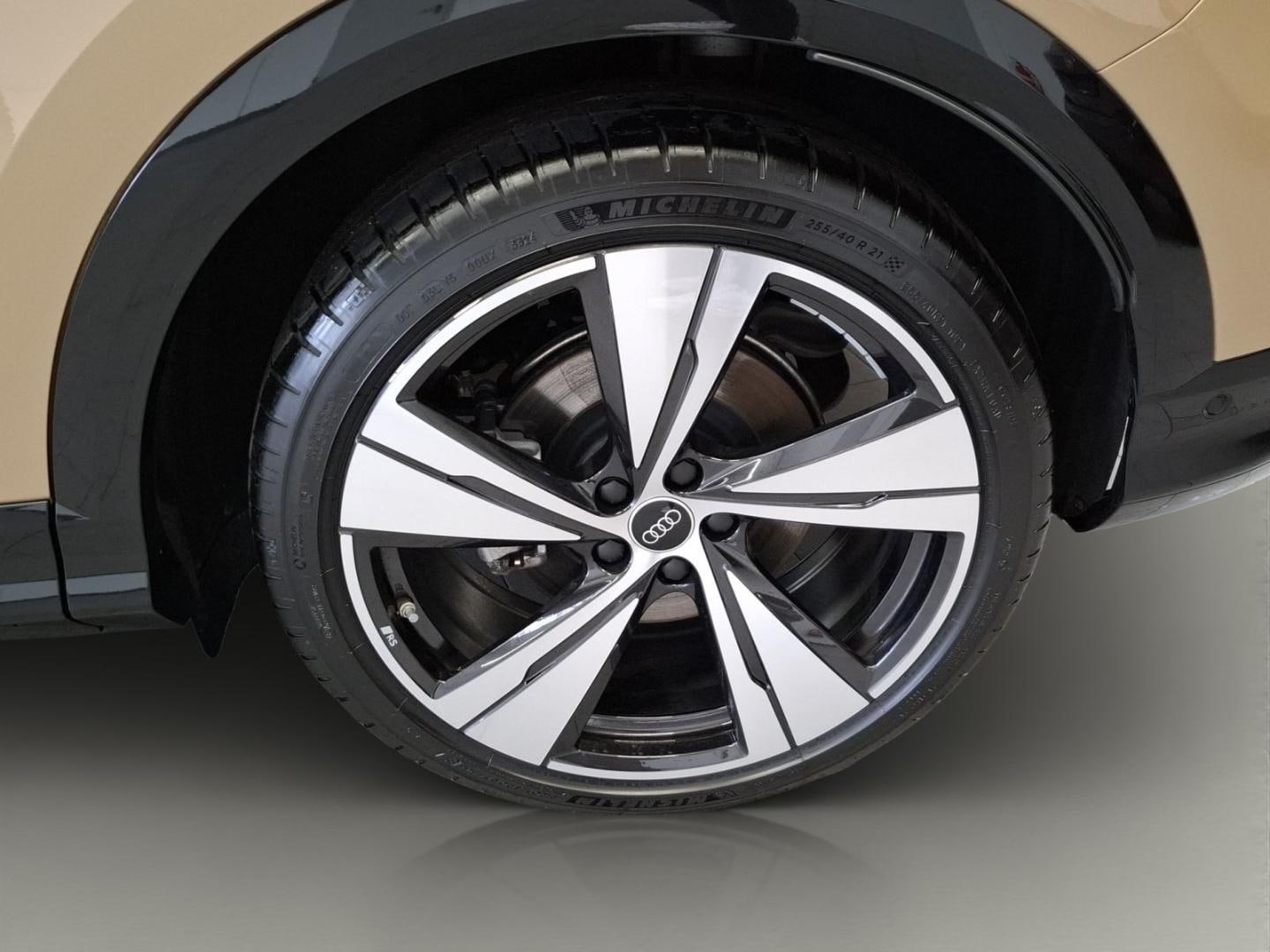 Bild über Audi Q5 SUV TDI quattro 150 kW S tronic - für weitere Informationen kontaktieren Sie den Audi Partner