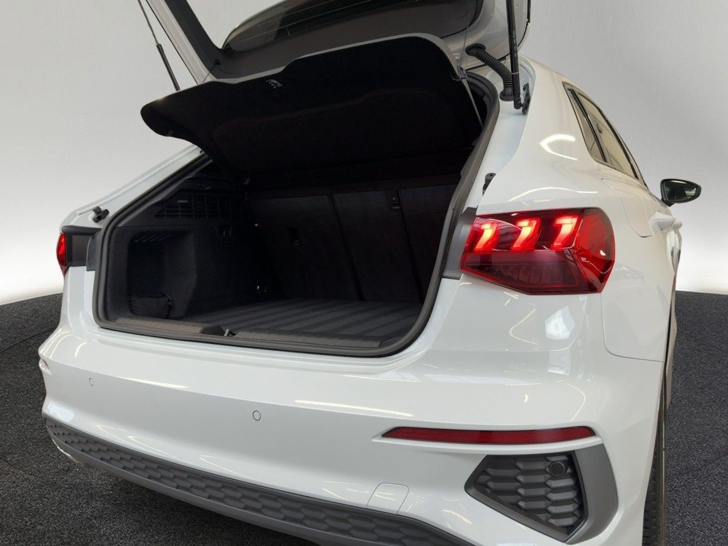 Bild über Audi A3 Sportback S line 35 TFSI S tronic - für weitere Informationen kontaktieren Sie den Audi Partner