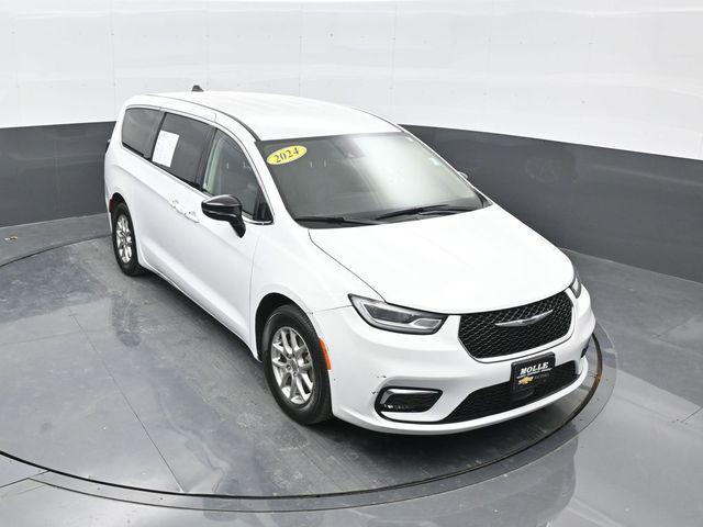 2024 Chrysler Pacifica Touring L's photo