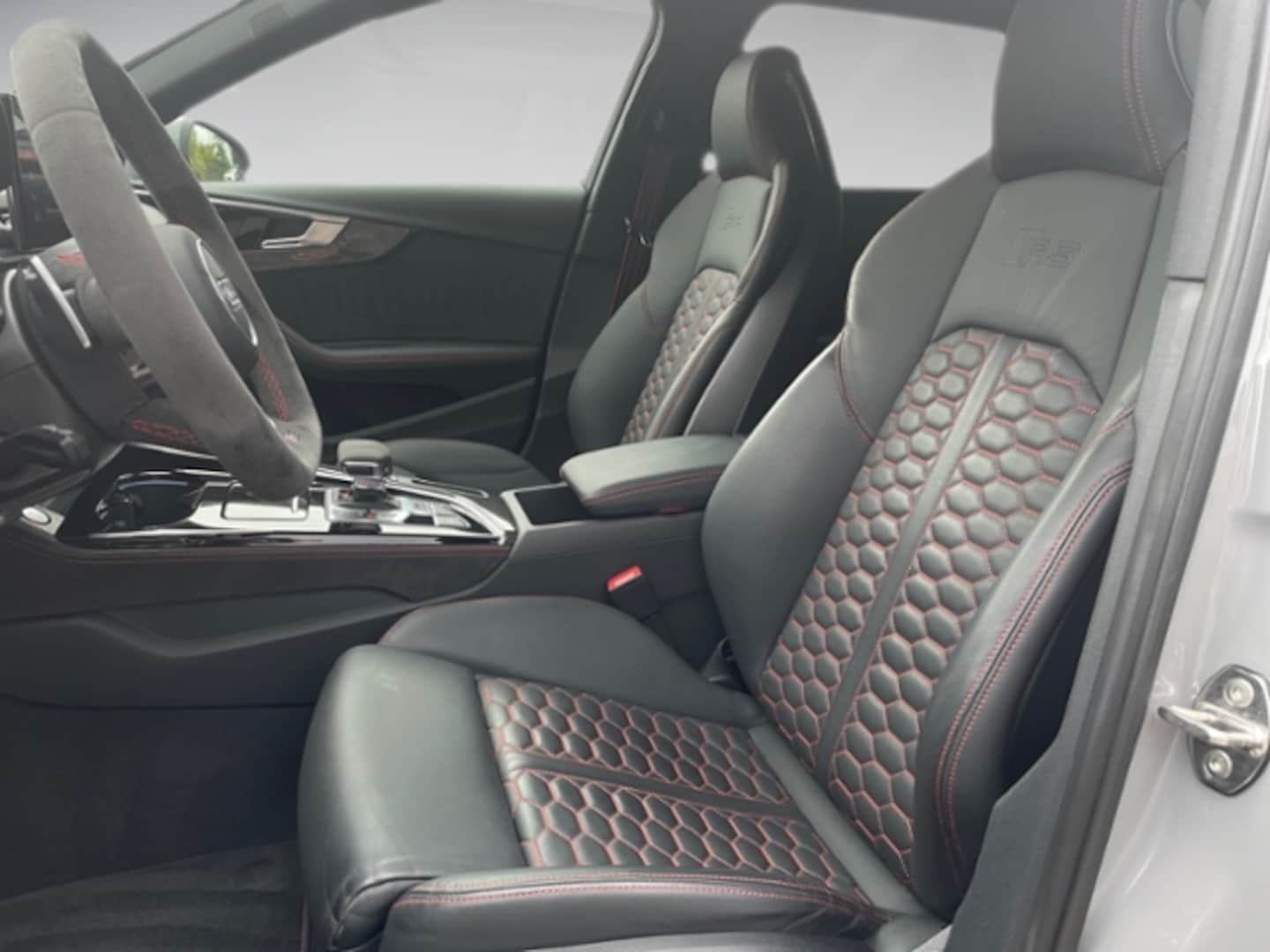 Bild über Audi RS 4 Avant TFSI quattro tiptronic - für weitere Informationen kontaktieren Sie den Audi Partner