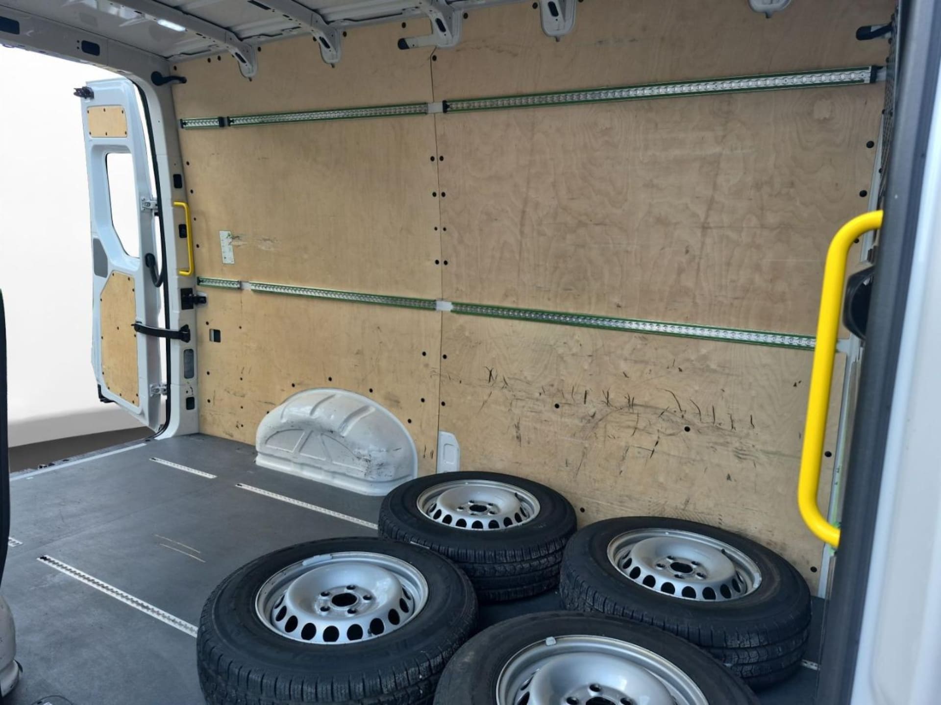 Volkswagen Crafter Kasten mittlerer Radstand