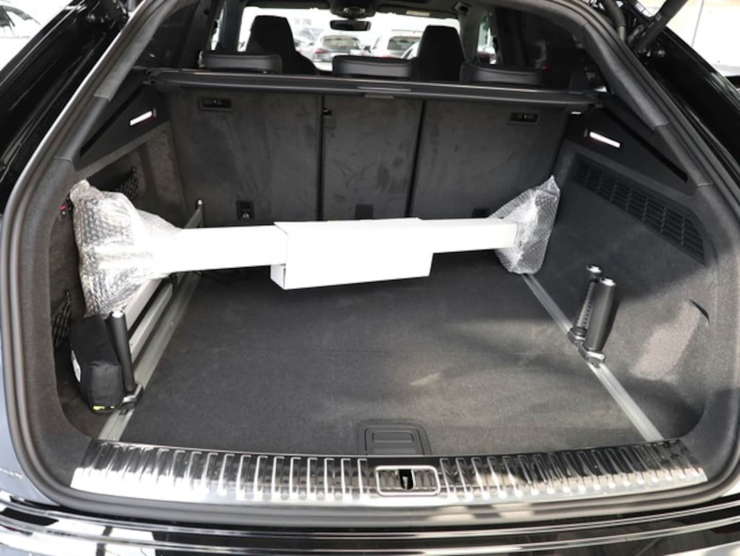 Bild über Audi RS Q8 SUV performance quattro tiptronic - für weitere Informationen kontaktieren Sie den Audi Partner