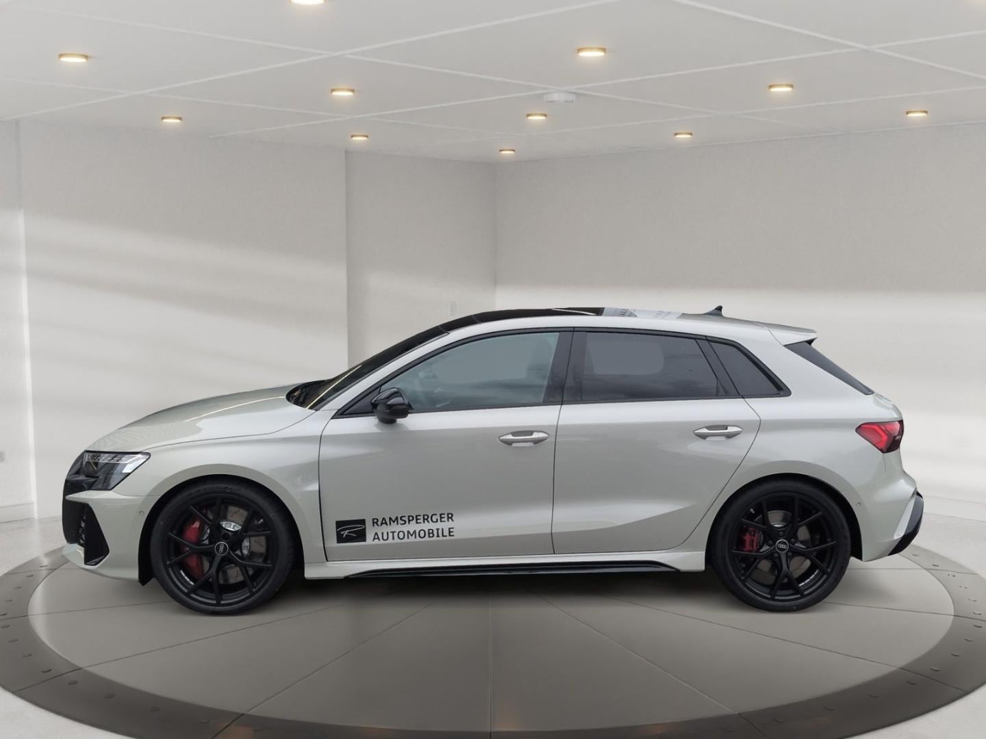 Bild über Audi RS 3 Sportback TFSI quattro S tronic - für weitere Informationen kontaktieren Sie den Audi Partner
