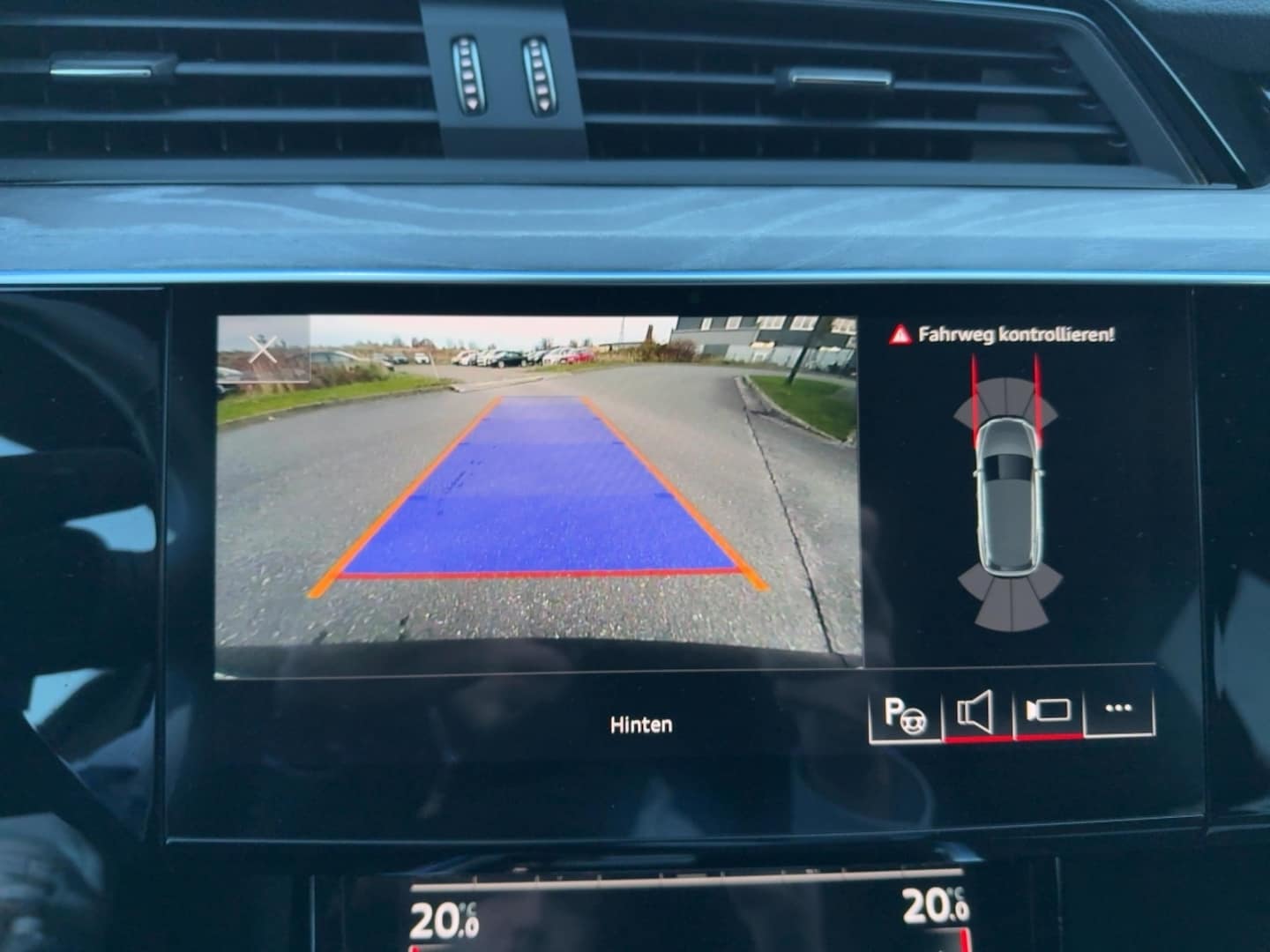 Bild über Audi Q8 e-tron S line 55 e-tron quattro - für weitere Informationen kontaktieren Sie den Audi Partner
