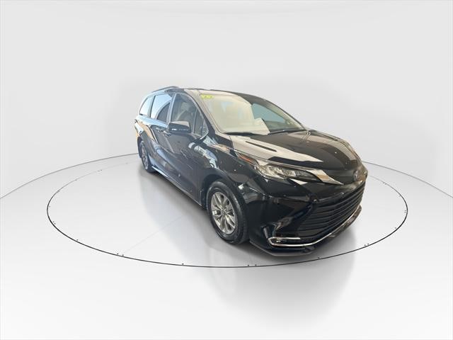 Used 2022 Toyota Sienna XLE with VIN 5TDJSKFC2NS060376 for sale in Kansas City