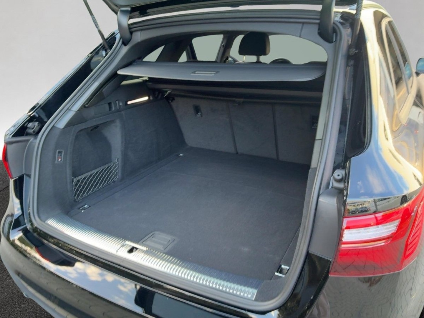 Bild über Audi A4 Avant 40 TFSI S tronic - für weitere Informationen kontaktieren Sie den Audi Partner