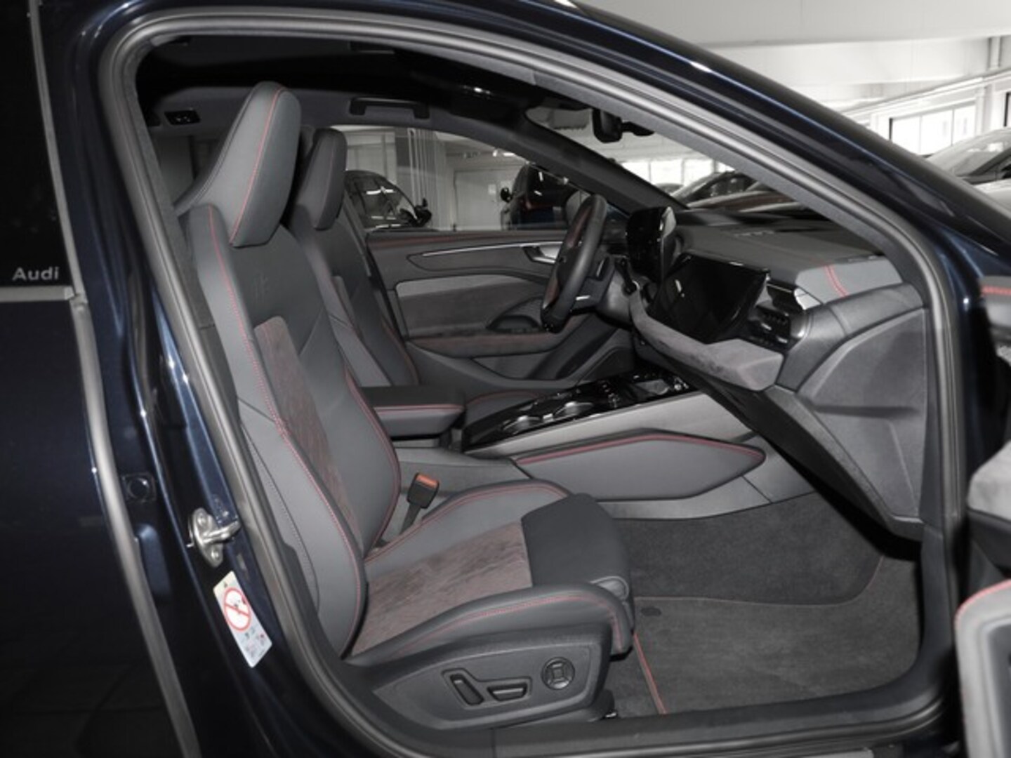 Bild über Audi A6 Avant TFSI quattro 270 kW S tronic - für weitere Informationen kontaktieren Sie den Audi Partner