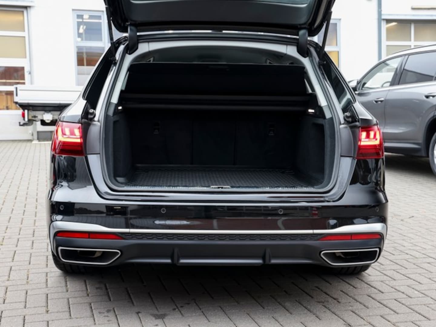 Bild über Audi A4 Avant S line 35 TFSI S tronic - für weitere Informationen kontaktieren Sie den Audi Partner